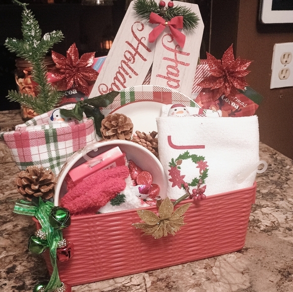 Home for the holidays festive custom gift basket - Picture 1 of 5
